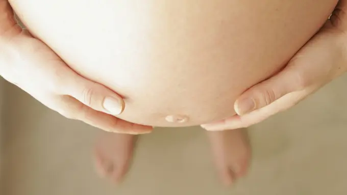 Demi 'Terbang' ke Inggris, Perempuan Ini Gugurkan Kehamilannya