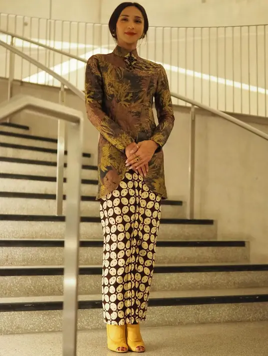 Kebaya Janggan yang dikenakan Dena Rachman didesain dengan perpaduan warna ungu, emas, dan hitam [@denarachman]