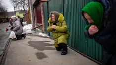 Para pelayat berlutut menunggu peti mati Oleksandr Maksymenko (38) lewat saat pemakamannya di kampung halamannya di Kniazhychi, sebelah timur Kyiv, Ukraina, 13 Februari 2023. Oleksandr Maksymenko, seorang warga sipil yang menjadi sukarelawan di angkatan bersenjata Ukraina, tewas dalam pertempuran di daerah Bakhmut. (AP Photo/Emilio Morenatti)