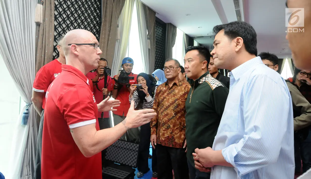 Menpora Imam Nahrawi (kedua kanan) berbincang dengan tim pelatih karate Indonesia di Kawasan Permata Hijau, Jakarta, Jumat (9/6). Menpora melakukan diskusi dengan sejumlah atlet pelatnas karate Indonesia. (Liputan6.com/Helmi Fithriansyah)