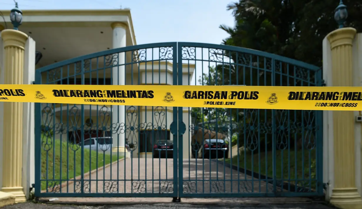 Garis polisi terpasang di depan kantor Kedutaan Besar (Kedubes) Korea Utara di Kuala Lumpur, Selasa (7/3). Hal itu dilakukan menyusul keputusan pemerintah Korut untuk melarang semua warga Malaysia untuk pulang ke negara mereka sendiri. (MOHD RASFAN/AFP)