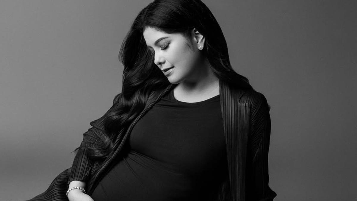 Inspirasi Long Dress ala Annisa Pohan, Cocok untuk Maternity Shoot Ibu Hamil Usia 40an