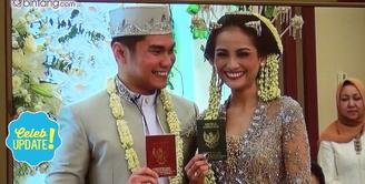 Acha Septriasa resmi menikah dengan Vicky Kharisma, keduanya tampak serasi sebagai suami dan istri saat menggelar konfrensi pers di Hotel Le Meridien Jakarta Pusat (11/12). Lalu benarkah kabar yang mengatakan jika mereka dijodohkan oleh orangtua?