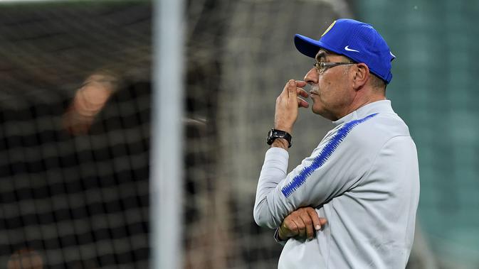 Maurizio Sarri, manajer Chelsea, saat memimpin latihan timnya di Baku Olympic Stadium jelang final Liga Europa (28/5/2019). (AFP/Kirill Kudryavtsev)