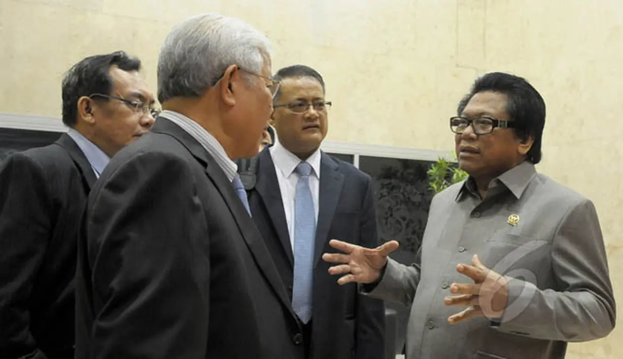 Wakil Ketua MPR Oesman Sapta (kanan) berbincang dengan Menteri Pembangunan Infrastruktur dan Komunikasi Sarawak, Malaysia, Dato Seri Michael Manyin Anak Jawong di Ruang Delegasi Pimpinan MPR RI, Jakarta, Rabu (11/2/2015). (Liputan6.com/Andrian M Tunay)