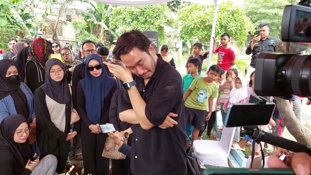 Jeje Govinda menangis di atas pusara mendiang ibunda tercinta