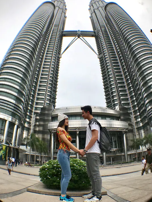 “Happy new year 2018! I thank God for every day for everything that happens for me. Thanks God i have a wonderful family, friends and fans. Also thankyou to my one and only for the good memories,” tulisnya. (Instagram/natashawilona12)