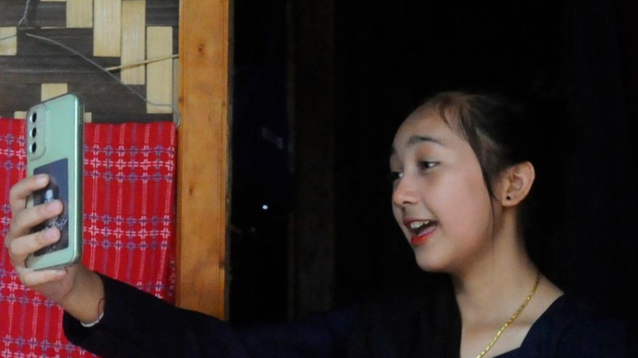 Momen ketika Sarti membuat konten TikTok di rumahnya.&nbsp;Merdeka.com/Arie Basuki