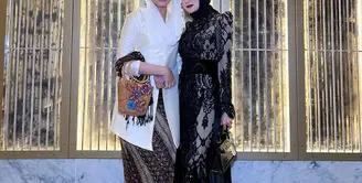 Dalam acara resepsi pernikahan putri Zulkifli Hasan dan Zumi Zola, Mulan Jameela mencuri perhatian dengan penampilannya yang elegan dan berkelas. [@mulanjameela1].