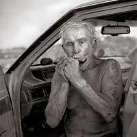 Melihat lingkungan masyarakat gurun California, wilayah di mana aturan sosial tak berlaku.