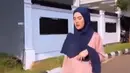 Menikmati matahari pagi sambil berjalan keliling kompleks, Stevie Agnecya memilih hijab biru dongker yang dipadu dengan kemeja pink. (Foto: Instagram/@steviagnecya)