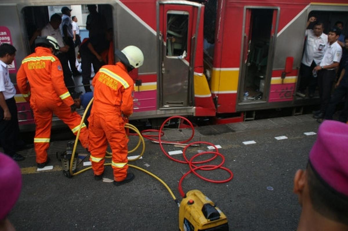 Proses evakuasi masinis terjepit kabin akibat tabrakan KRL di Juanda