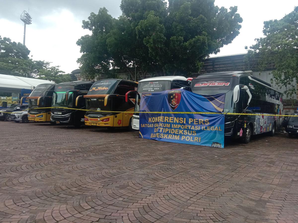 Tersangka dan barang bukti TPPU dan Bisnis Ilegal Pakaian Bekas di Bali saat ditampilkan pada konferensi pers, di GOR Ngurah Rai Denpasar Bali, Senin (15/12).