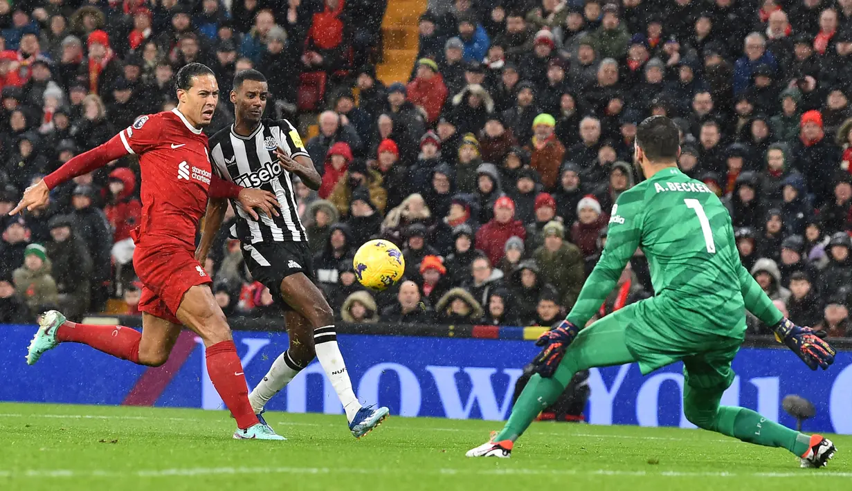 Newcastle hanya sempat membalas dua kali, masing-masing oleh Alexander Isak (54’) dan Sven Botman (81’). (PETER POWELL / AFP)
