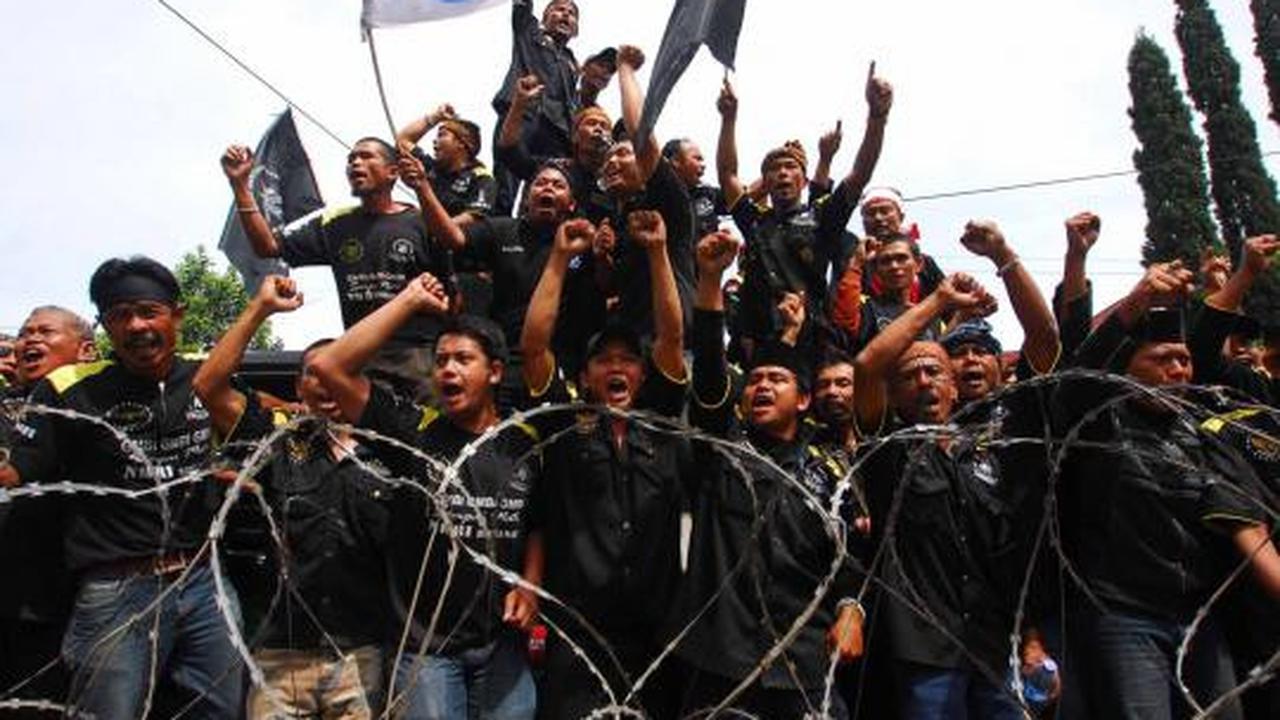 Massa GMBI minta Aceng segera turun dari jabatannya