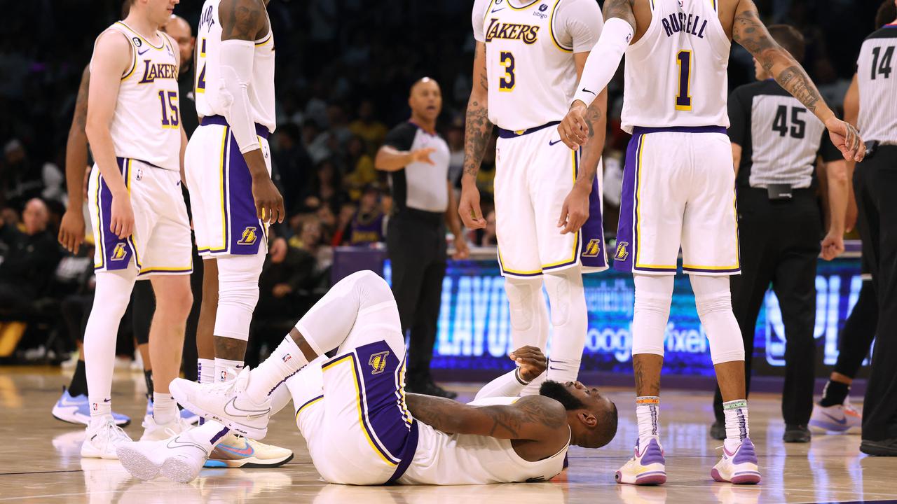 Pemain Lakers LeBron James terkapar memegangi alat vitalnya setelah dipukul pemain Grizzlies Dilon Brooks