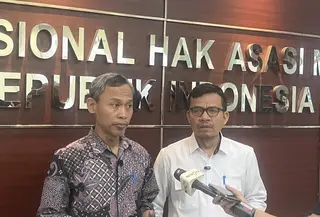 Komisioner Komisi Nasional Hak Asasi Manusia, Pramono Ubaid saat menjawab sejumlah pertanyaan wartawan. (Liputan6/M Radityo Priyasmoro)