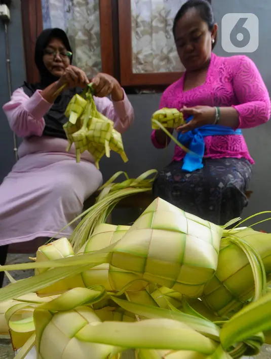 Warga Bali membantu membuatkan kulit ketupat bagi umat Islam yang akan merayakan Lebaran Idul Fitri di kawasan Perumahan Pondok Kampial Permai, Nusa Dua, Bali, Jumat (21/04/2023).  Momen Idul Fitri dimanfaatkan warga untuk saling tolong menolong sebagai semangat toleransi beragama.
(merdeka.com/Arie Basuki)