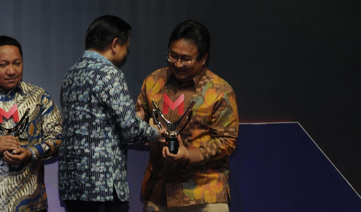 Bukan hanya itu, nasabah juga dapat secara leluasa memilih jenis kartu debit untuk setiap tabungan yang dimiliki, baik berupa kartu fisik, virtual, maupun keduanya.