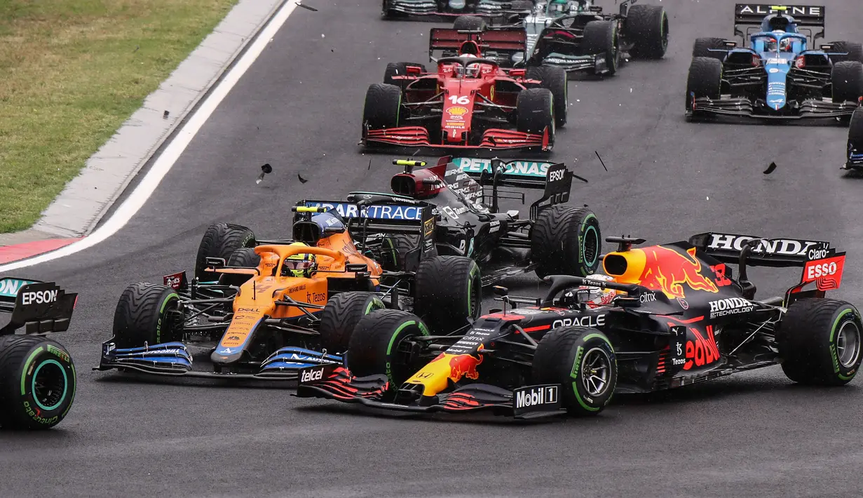 Drama langsung tersaji ketika perlombaan memasuki lap pertama di tikungan pertama. Pebalap Mercedes, Valterri Bottas terlihat terlambat melakukan pengereman dan menabrak Lando Norris serta menyenggol Max Verstappen. (Foto: AFP/Pool/Peter Kohalmi)