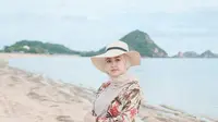 Beberapa outfit hijab ke pantai ini bisa kamu jadikan inspirasi. (Instagram/saritiw).