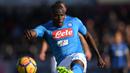 Bek Napoli, Koulibaly ialah satu dari beberapa bek tengah terbaik di dunia. Torehan golnya cukup produktif yang saat ini sudah meraih 8 gol sejak bersama Napoli. (AFP/Marco Bertorello)