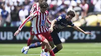 Joao Neves (PSG) dan Rodrigo De Paul (Atletico Madrid) berebut bola dalam laga Club World Cup Grup B di Pasadena, California (AP Photo/Jae Hong)