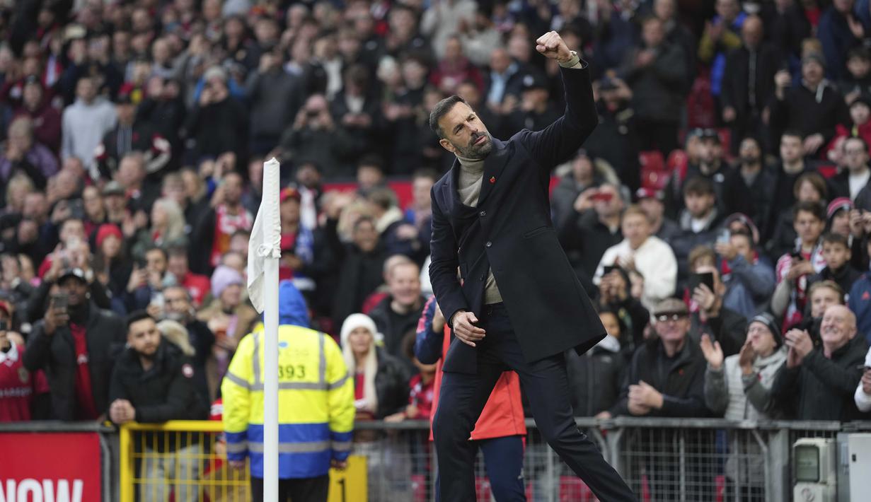 Pelatih interim Manchester United, Ruud van Nistelrooy merayakan gol timnya ke gawang Leicester City saat laga lanjutan Liga Inggris 2024/2025 di Old Trafford, Manchester, Inggris, Minggu (10/11/2024). (AP Photo/Jon Super)