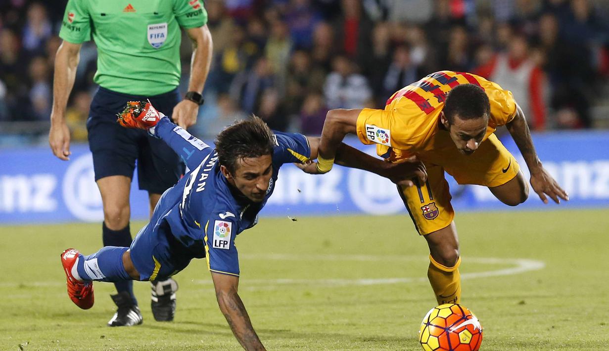 Pemain Barcelona Neymar (kanan) berebut bola dengan pemain Getafe Damian Suarez dalam lanjutan La Liga Spanyol di Stadion Coliseum Alfonso Perez,  Getafe, Madrid, Sabtu (31/10/2015) Barcelona menang 2-0. ( EPA/Juan Carlos Hidalgo)