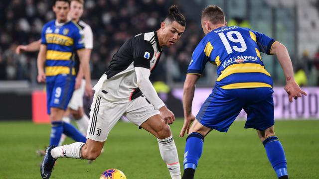 Striker Juventus Cristiano Ronaldo saat melawan Parma (MARCO BERTORELLO / AFP)