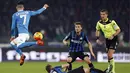 Gelandang Napoli, Jose Callejon (kiri) mengontrol bola dari kawalan gelandang Inter Milan, Marcelo Brozović (bawah) pada lanjutan Liga Serie A di  San Paolo, Naples, Italia (30/11). Napoli menang atas Inter Milan dengan skorg 2-1. (REUTERS/Ciro De Luca)