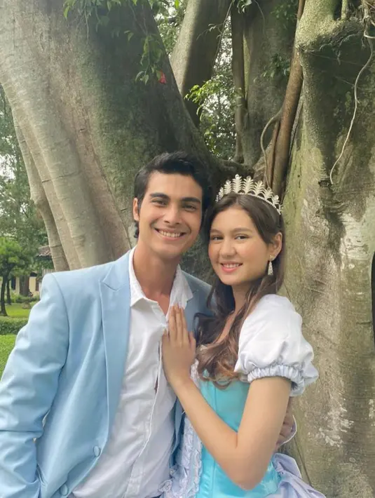 Sudah satu tahun lebih bersama beradu akting di layar kaca, Cinta Brian dan Zoe kerap tampil akrab dan mencuri perhatian. Apalagi sampai saat ini keduanya terlihat seperti sama-sama single. Namun dikabarkan bahwa kakak dari Junior Robert ini sudah memiliki kekasih yang bernama Chantiq Schager.  (Liputan6.com/IG/@cinta_brian)
