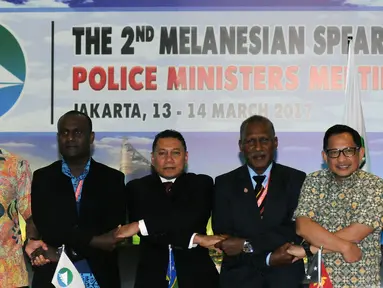 Kapolri, Jenderal Tito Karnavian (kanan) bersama perwakilan empat negara yang tergabung dalam Melanesia Spearhead Group (MSG) di Jakarta, Selasa (14/3). MSG adalah organisasi antar pemerintah negara Melanesia. (Liputan6.com/Helmi Fithriansyah)