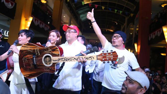 Menteri Perhubungan Budi Karya melelang gitarnya untuk menambah donasi dan terjual senilai Rp 200 juta.