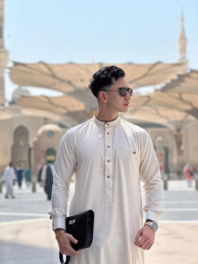 Verrell Bramasta saat ini sedang menjalani ibadah umrah