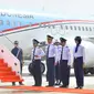 Presiden Jokowi menuruni tangga pesawat Kepresidenan saat tiba di Bandara Internasional Jawa Barat (BIJB) Kertajati, Majalengka, Kamis (24/5). Pesawat kepresidenan resmi menjadi pesawat pertama yang mendarat bandara tersebut. (Liputan6.com/Pool/Setpres)