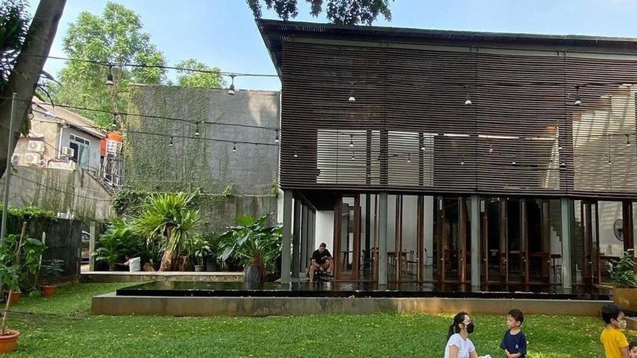 Ruang kesenian ini berlokasi di Kemang Selatan 99A, Mampang Prapatan, Jakarta Selatan dan memiliki tempat estetik. Tak hanya galeri seni, Dia.Lo.Gue ini juga punya outdoor dengan rerumputan hijau yang asri. Selain itu ada juga workshop yang diadakan berka