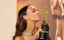 Menangi Piala Oscar 2025, Intip Profil dan Perjalanan Panjang Karier Zoe Saldana