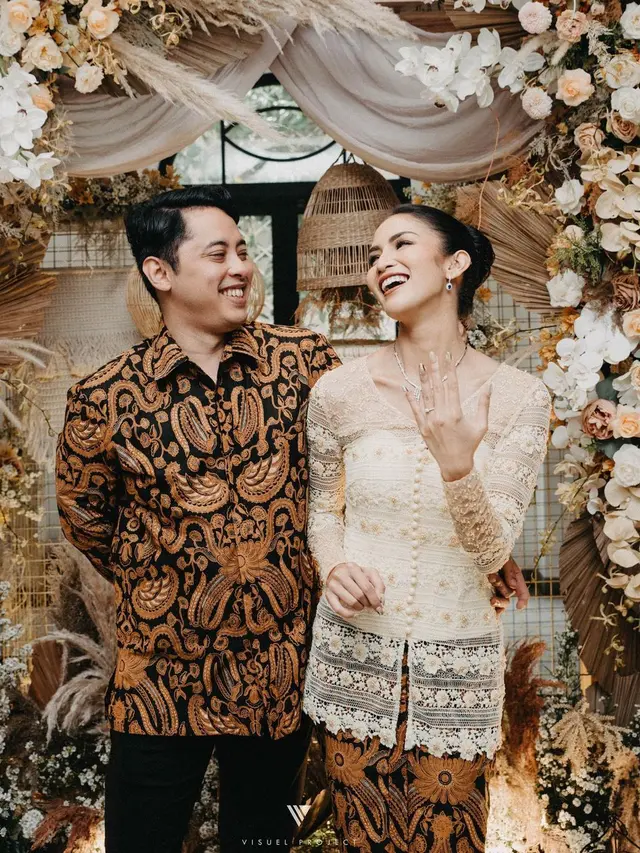 6 Potret Pertunangan Aulia Sarah Pemeran Badarawuhi 'KKN di Desa Penari', Romantis