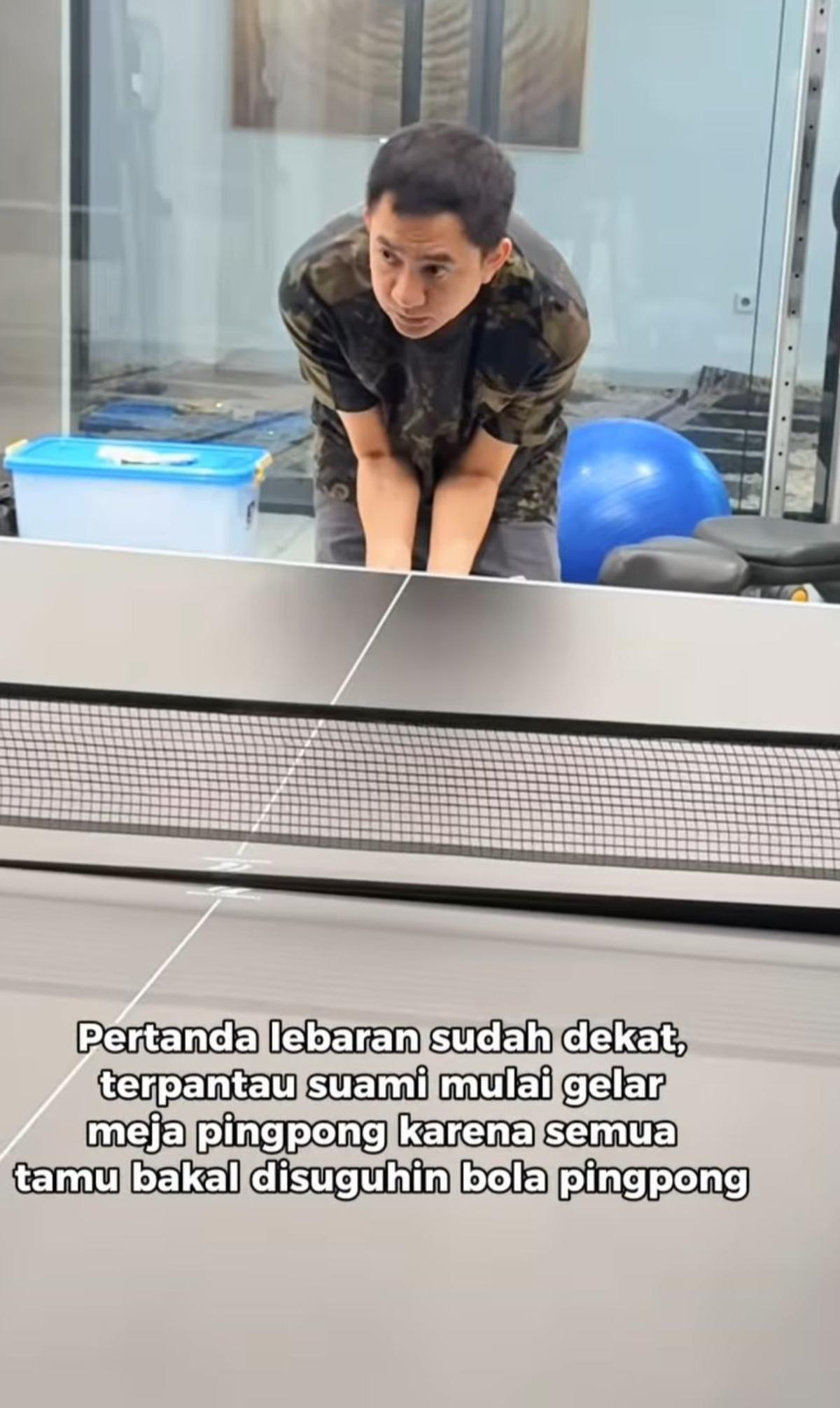 Momen Suami Ayu Dewi Sibuk Persiapkan Meja Pingpong untuk Sambut Tamu Lebaran