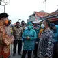 Mendagri Muhammad Tito Karnavian didampingi Ketua Umum Tim Penggerak PKK Tri Tito Karnavian, bersama Plt Bupati Indramayu Taufik Hidayat, usai membagikan masker di Kampung Nelayan, Desa Karongsong, Indramayu, Rabu (5/8/2020). (Ist)