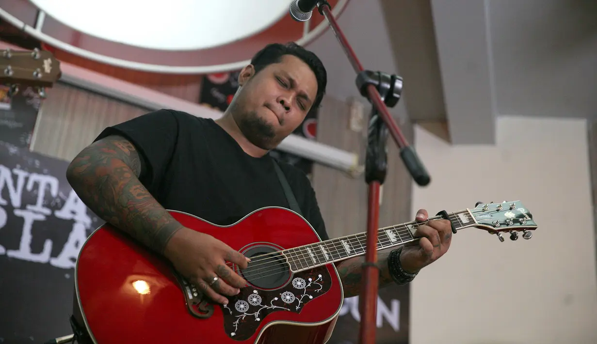 Sebagai penganut muslim baru, Virgoun pelan-pelan mulai menjalankan perintah agama Islam. Seperti menjalankan salat, ngaji saat ada waktu luang. (Nurwahyunan/Bintang.com)