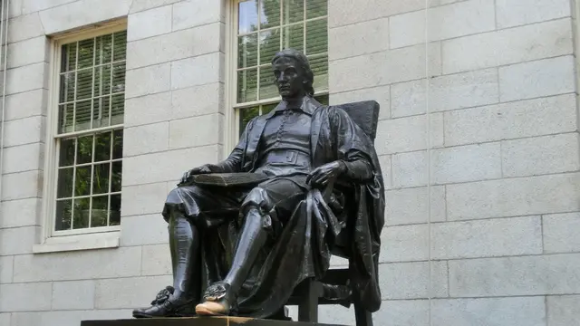 Patung John Harvard