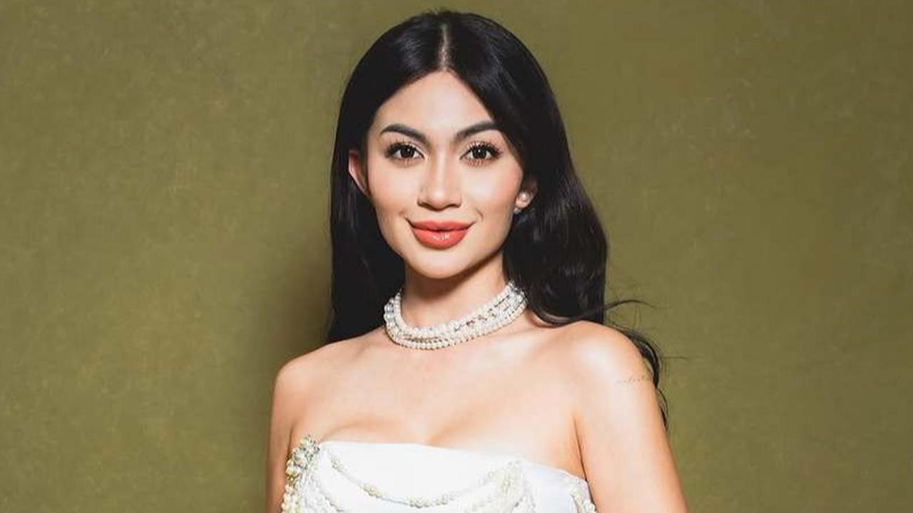 FOTO: Pesona Ariel Tatum dalam Balutan Gaun Putih Menawan di Gala Premiere A Business Proposal