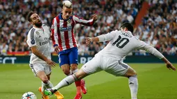 Penyerang Atletico Madrid, Antoine Griezmann (tengah) berusaha melewati dua pemain Real Madrid di leg kedua 8 besar Liga Champions di Santiago Bernabeu Stadium, Kamis (23/4/2015). Real Madrid menang 1-0 atas Atletico Madrid. (Reuters/Juan Medina)