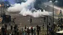 Polisi anti huru hara menembakkan gas air mata untuk membubarkan kerumunan suporter Argentina di sebuah area terbuka di Buenos Aires, (14/7/2014). (REUTERS/Ivan Alvarado) 