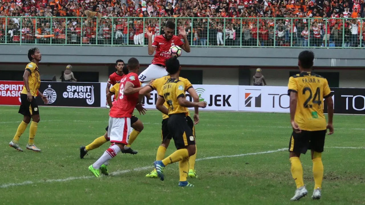 Bintang Persija Jakarta Willian Silva Pachecho (33) berusaha menanduk bola pada duel Liga 1 melawan Barito Putera di Stadion Patriot, Bekasi, Sabtu (22/4/2017). 