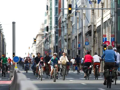 Orang-orang bersepeda di sebuah jalan dalam acara Hari Minggu Bebas Kendaraan Bermotor (Car Free Sunday) di Brussel, Belgia, pada 20 September 2020. (Xinhua/Zheng Huansong)