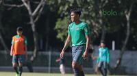 Pemain Timnas Indonesia U-19, Rachmat Irianto (kiri) saat mengikuti latihan di Lapangan ABC, Senayan,  (21/2/2018). Latihan tersebut merupakan persiapan Timnas U-19 untuk mengikuti Piala Asia 2018. (Bola.com/Nicklas Hanoatubun)