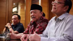 Ketua Dewan Pembina Soksi, Oetojo Oesman (tengah) saat menggelar jumpa pers di Jakarta, Selasa (28/2). Salah satu ormas pendiri Partai Golkar (PG), Soksi, akan menggelar Musyawarah Nasional (Munas) bersama di Surabaya Jawa Timur (Liputan6.com/JohanTallo)